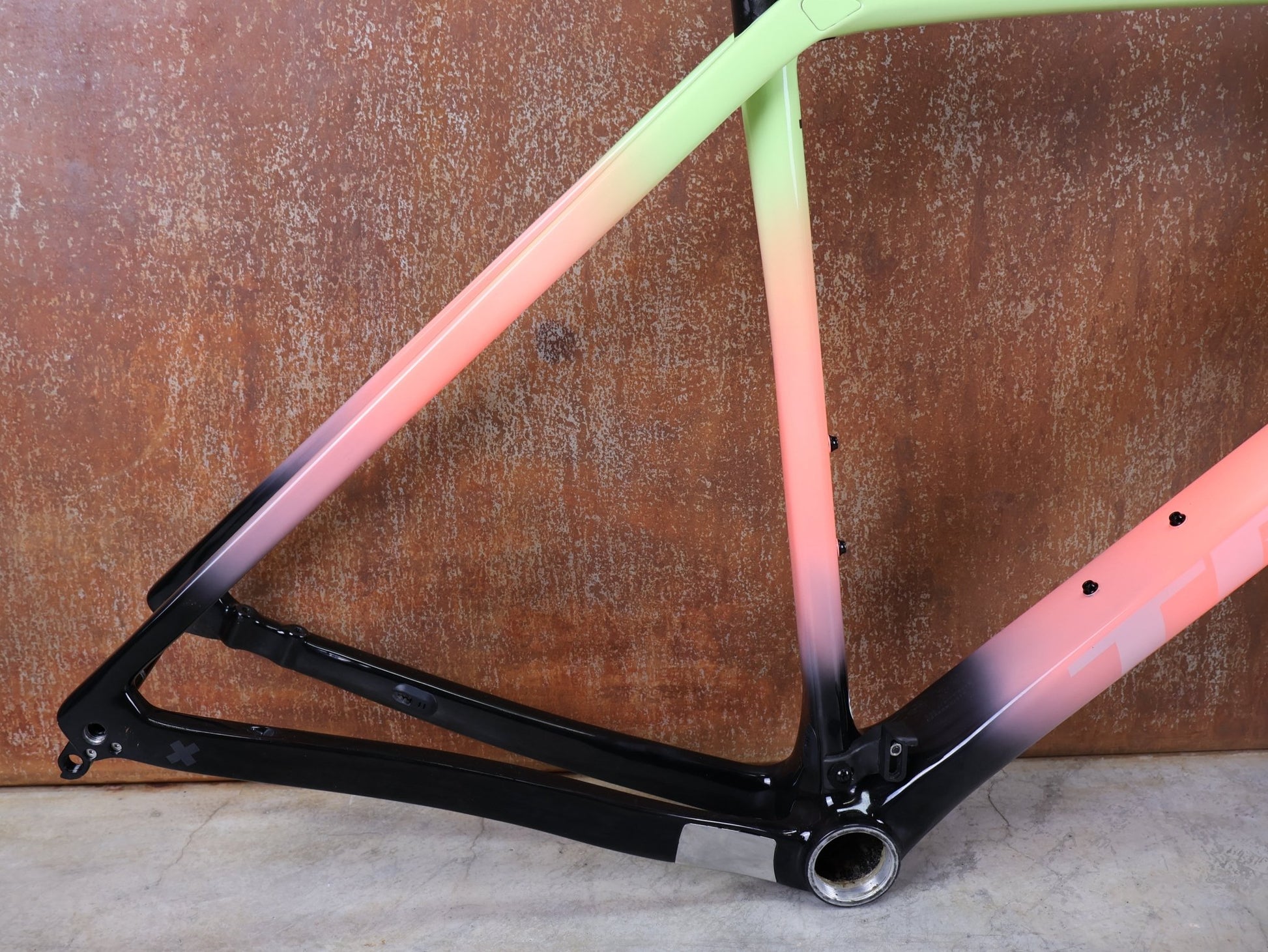 Gravel - /Cyclocrossrahmen von Trek, TREK BOONE RAHMENSET / LOWSTICK TO LIVING CORAL FADE / DISC / 56CM vor USEDBIKES - OB.DE Hintergrund