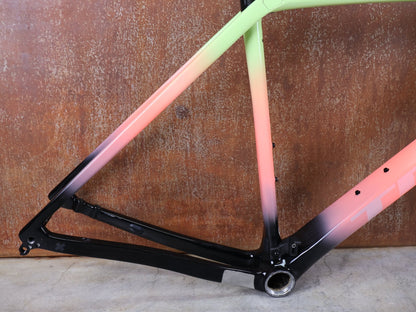 Gravel - /Cyclocrossrahmen von Trek, TREK BOONE RAHMENSET / LOWSTICK TO LIVING CORAL FADE / DISC / 56CM vor USEDBIKES - OB.DE Hintergrund