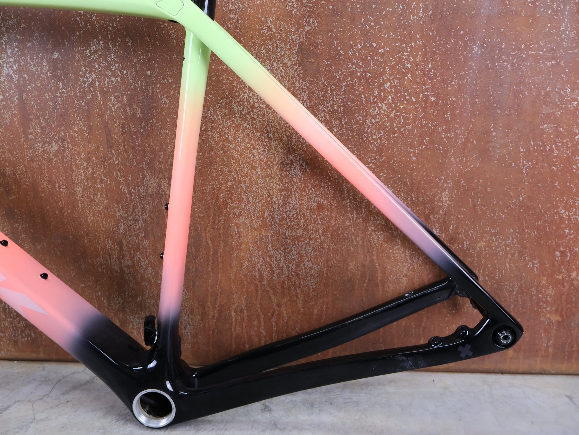 Gravel - /Cyclocrossrahmen von Trek, TREK BOONE RAHMENSET / LOWSTICK TO LIVING CORAL FADE / DISC / 56CM vor USEDBIKES - OB.DE Hintergrund