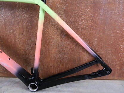 Gravel - /Cyclocrossrahmen von Trek, TREK BOONE RAHMENSET / LOWSTICK TO LIVING CORAL FADE / DISC / 56CM vor USEDBIKES - OB.DE Hintergrund