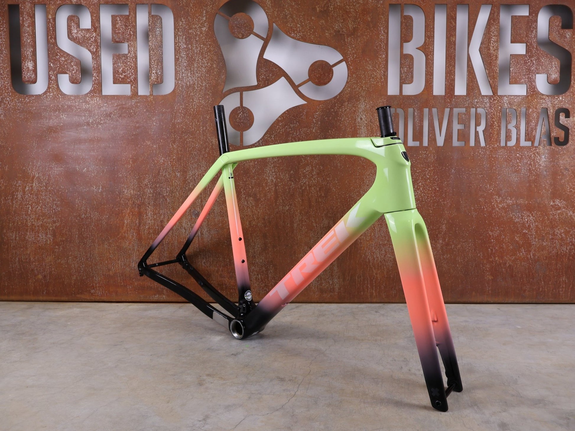 Gravel - /Cyclocrossrahmen von Trek, TREK BOONE RAHMENSET / LOWSTICK TO LIVING CORAL FADE / DISC / 56CM vor USEDBIKES - OB.DE Hintergrund