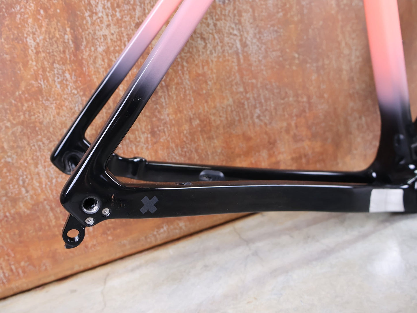 Gravel - /Cyclocrossrahmen von Trek, TREK BOONE RAHMENSET / LOWSTICK TO LIVING CORAL FADE / DISC / 56CM vor USEDBIKES - OB.DE Hintergrund