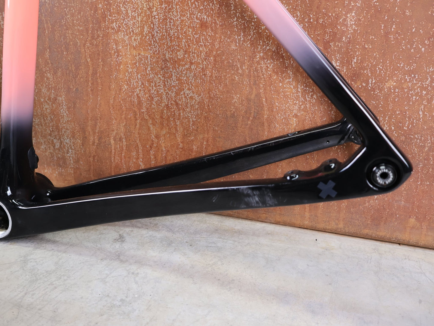 Gravel - /Cyclocrossrahmen von Trek, TREK BOONE RAHMENSET / LOWSTICK TO LIVING CORAL FADE / DISC / 56CM vor USEDBIKES - OB.DE Hintergrund