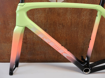 Gravel-/Cyclocrossrahmen von Trek, TREK BOONE RAHMENSET / LOWSTICK TO LIVING CORAL FADE / DISC / 56CM vor USEDBIKES-OB.DE Hintergrund