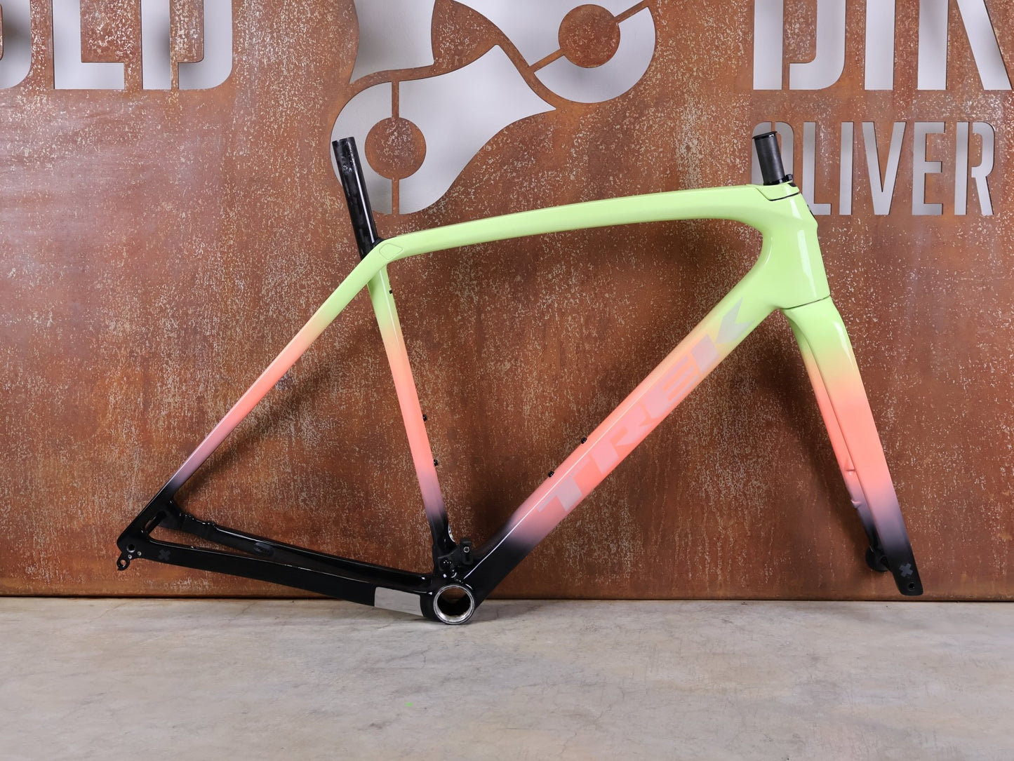 Gravel - /Cyclocrossrahmen von Trek, TREK BOONE RAHMENSET / LOWSTICK TO LIVING CORAL FADE / DISC / 56CM vor USEDBIKES - OB.DE Hintergrund