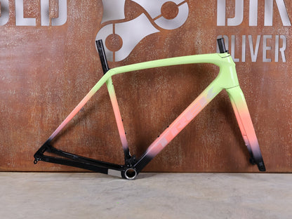 Gravel - /Cyclocrossrahmen von Trek, TREK BOONE RAHMENSET / LOWSTICK TO LIVING CORAL FADE / DISC / 56CM vor USEDBIKES - OB.DE Hintergrund