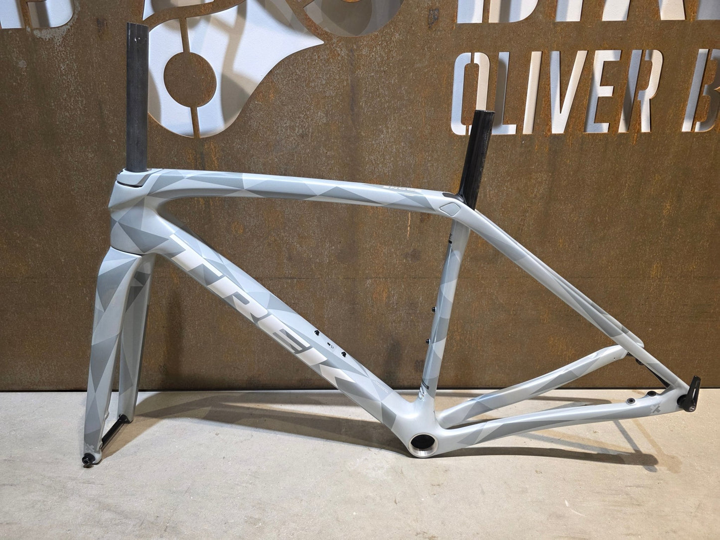 Gravel - /Cyclocrossrahmen von Trek, TREK BOONE RAHMENSET / PLASMA GREY PEARL / DISC / 52CM vor USEDBIKES - OB.DE Hintergrund