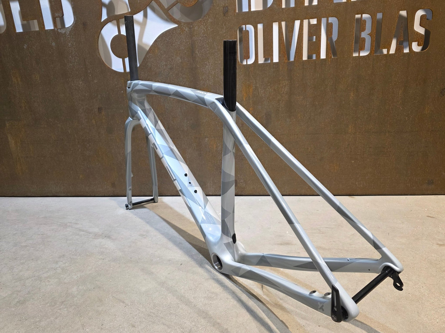 Gravel - /Cyclocrossrahmen von Trek, TREK BOONE RAHMENSET / PLASMA GREY PEARL / DISC / 52CM vor USEDBIKES - OB.DE Hintergrund