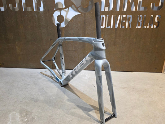 Gravel - /Cyclocrossrahmen von Trek, TREK BOONE RAHMENSET / PLASMA GREY PEARL / DISC / 52CM vor USEDBIKES - OB.DE Hintergrund