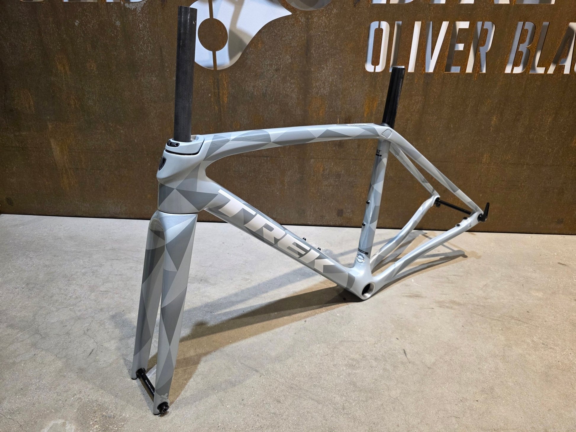 Gravel - /Cyclocrossrahmen von Trek, TREK BOONE RAHMENSET / PLASMA GREY PEARL / DISC / 52CM vor USEDBIKES - OB.DE Hintergrund
