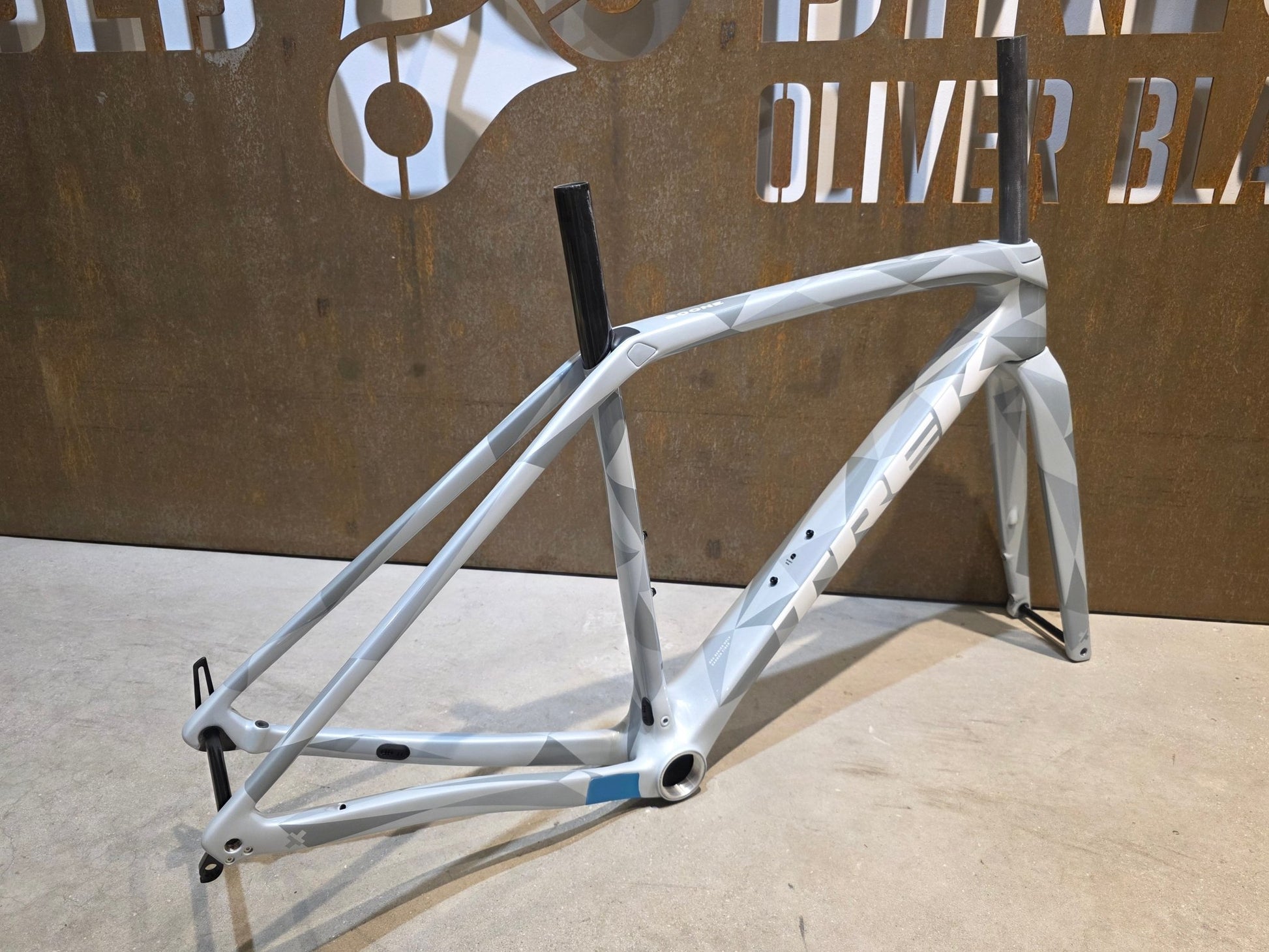 Gravel - /Cyclocrossrahmen von Trek, TREK BOONE RAHMENSET / PLASMA GREY PEARL / DISC / 52CM vor USEDBIKES - OB.DE Hintergrund