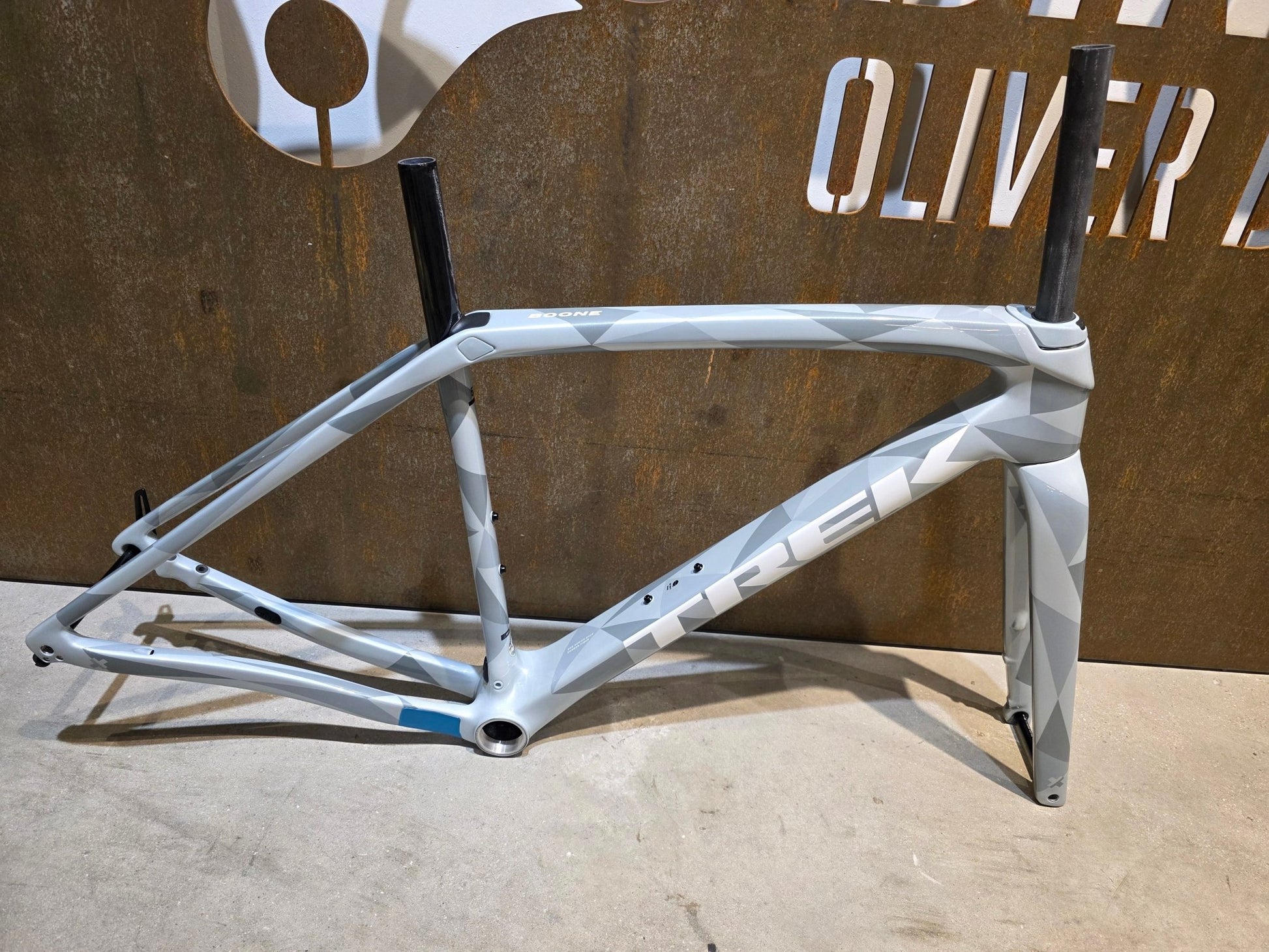 Gravel - /Cyclocrossrahmen von Trek, TREK BOONE RAHMENSET / PLASMA GREY PEARL / DISC / 52CM vor USEDBIKES - OB.DE Hintergrund