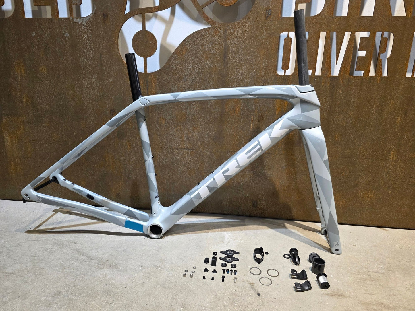 Gravel - /Cyclocrossrahmen von Trek, TREK BOONE RAHMENSET / PLASMA GREY PEARL / DISC / 52CM vor USEDBIKES - OB.DE Hintergrund