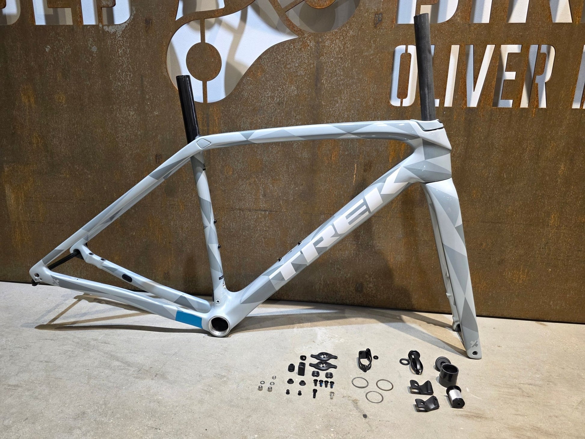 Gravel - /Cyclocrossrahmen von Trek, TREK BOONE RAHMENSET / PLASMA GREY PEARL / DISC / 52CM vor USEDBIKES - OB.DE Hintergrund