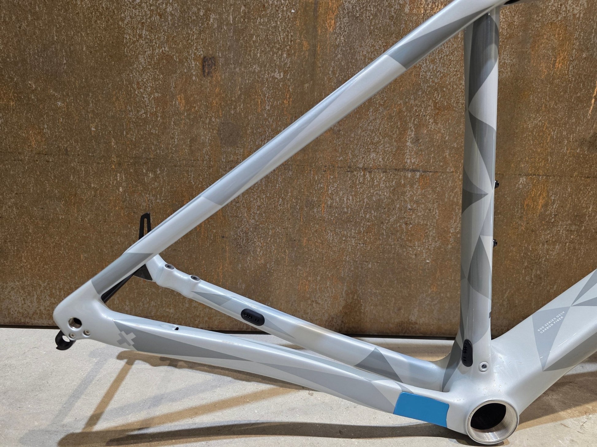 Gravel - /Cyclocrossrahmen von Trek, TREK BOONE RAHMENSET / PLASMA GREY PEARL / DISC / 52CM vor USEDBIKES - OB.DE Hintergrund