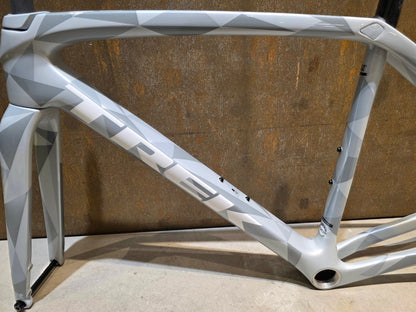 Gravel - /Cyclocrossrahmen von Trek, TREK BOONE RAHMENSET / PLASMA GREY PEARL / DISC / 52CM vor USEDBIKES - OB.DE Hintergrund