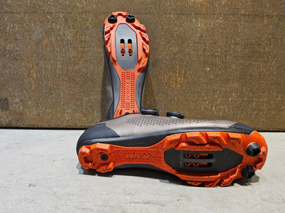 MTB - Herrenschuhe von Trek, TREK CAMBION MOUNTAINBIKESCHUH / BRONZE AGE vor USEDBIKES - OB.DE Hintergrund