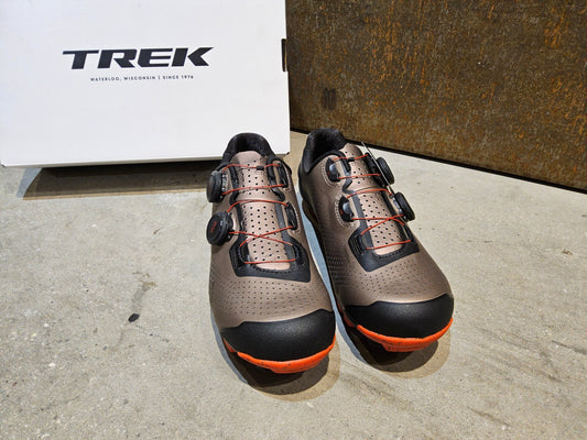 MTB - Herrenschuhe von Trek, TREK CAMBION MOUNTAINBIKESCHUH / BRONZE AGE vor USEDBIKES - OB.DE Hintergrund