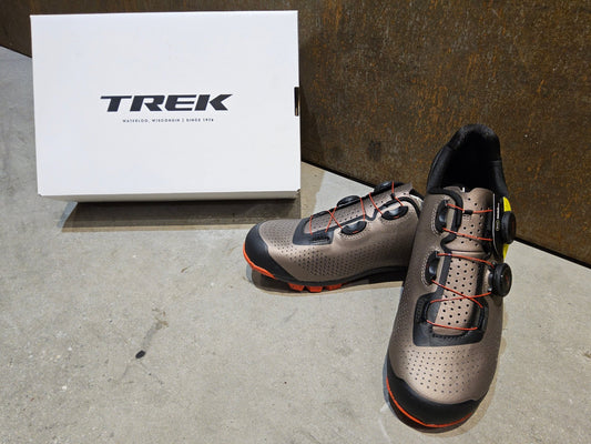 MTB - Herrenschuhe von Trek, TREK CAMBION MOUNTAINBIKESCHUH / BRONZE AGE vor USEDBIKES - OB.DE Hintergrund