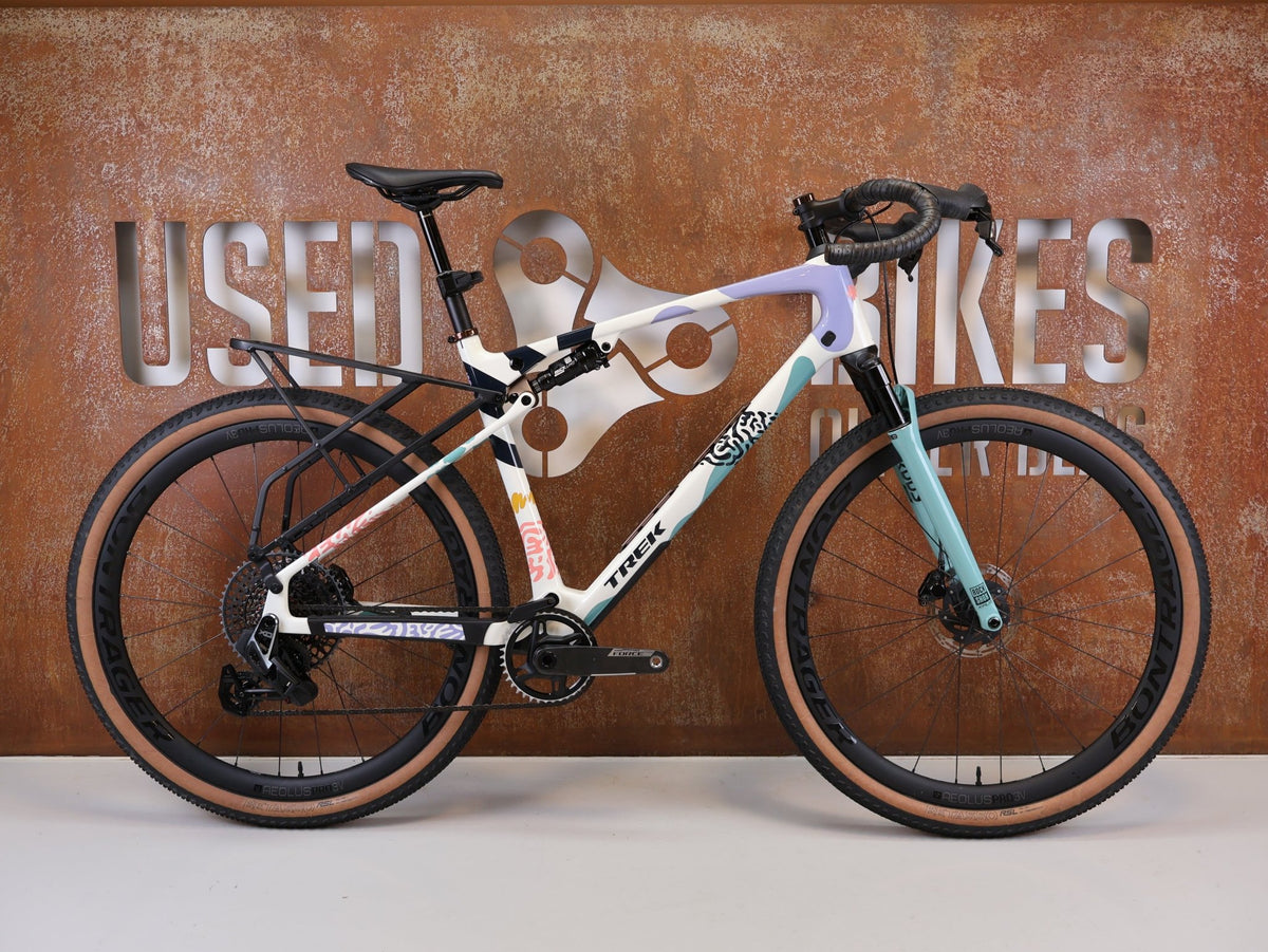 Gravel/Cyclocross von Trek, TREK CHECK-OUT SL 7 AXS ERA WHITE FULLY GRAVEL / L / 2027 vor USEDBIKES-OB.DE Hintergrund
