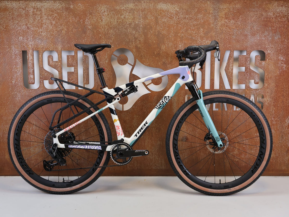Gravel/Cyclocross von Trek, TREK CHECK-OUT SL 7 AXS ERA WHITE FULLY GRAVEL / M vor USEDBIKES-OB.DE Hintergrund