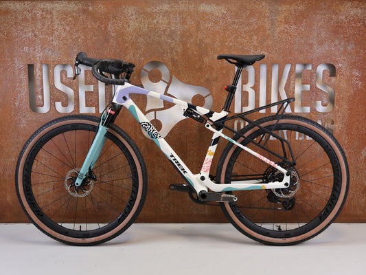 Gravel/Cyclocross von Trek, TREK CHECK-OUT SL 7 AXS ERA WHITE FULLY GRAVEL / M vor USEDBIKES-OB.DE Hintergrund