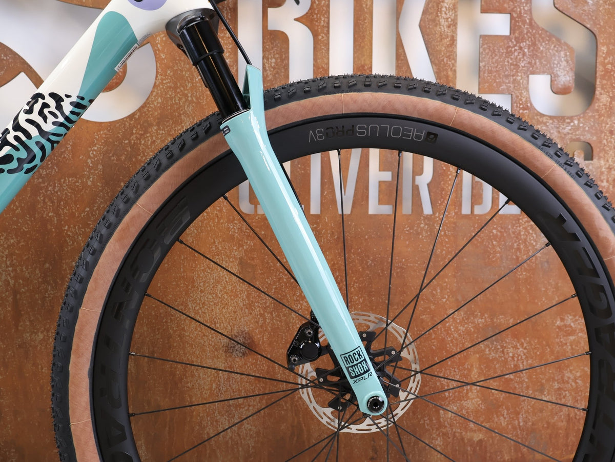 Gravel/Cyclocross von Trek, TREK CHECK-OUT SL 7 AXS ERA WHITE FULLY GRAVEL / M/L / 2027 vor USEDBIKES-OB.DE Hintergrund