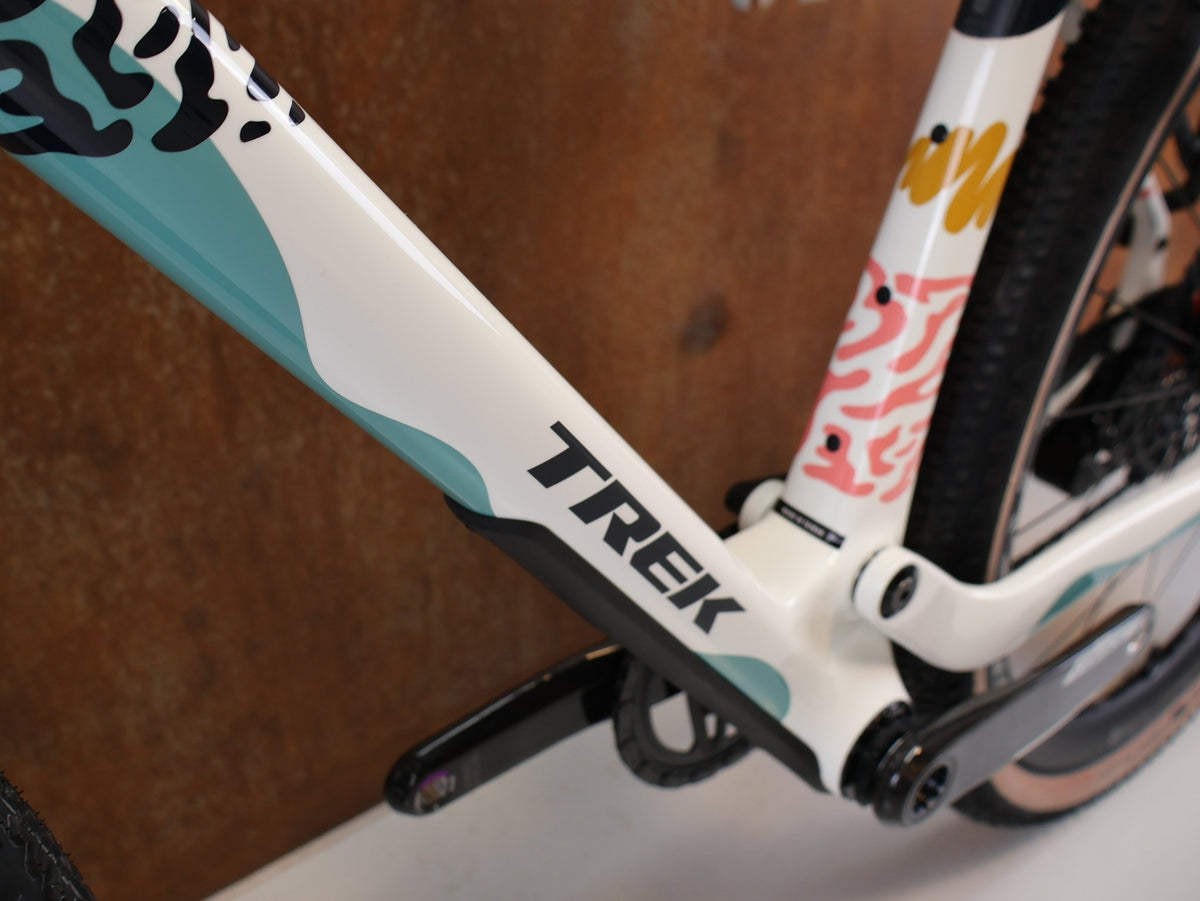 Gravel/Cyclocross von Trek, TREK CHECK-OUT SL 7 AXS ERA WHITE FULLY GRAVEL / M/L / 2027 vor USEDBIKES-OB.DE Hintergrund
