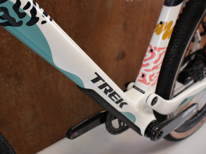 Gravel/Cyclocross von Trek, TREK CHECK-OUT SL 7 AXS ERA WHITE FULLY GRAVEL / M/L / 2027 vor USEDBIKES-OB.DE Hintergrund