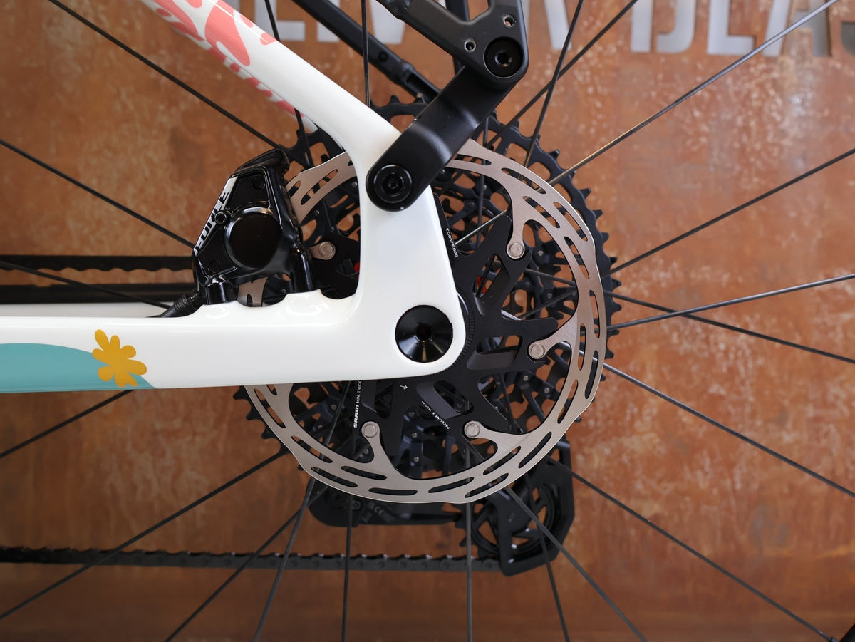 Gravel/Cyclocross von Trek, TREK CHECK-OUT SL 7 AXS ERA WHITE FULLY GRAVEL / M/L / 2027 vor USEDBIKES-OB.DE Hintergrund