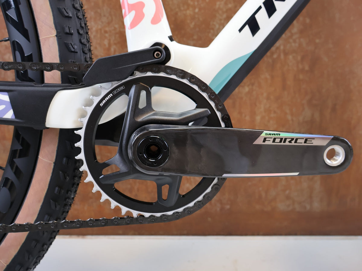 Gravel/Cyclocross von Trek, TREK CHECK-OUT SL 7 AXS ERA WHITE FULLY GRAVEL / M/L / 2027 vor USEDBIKES-OB.DE Hintergrund