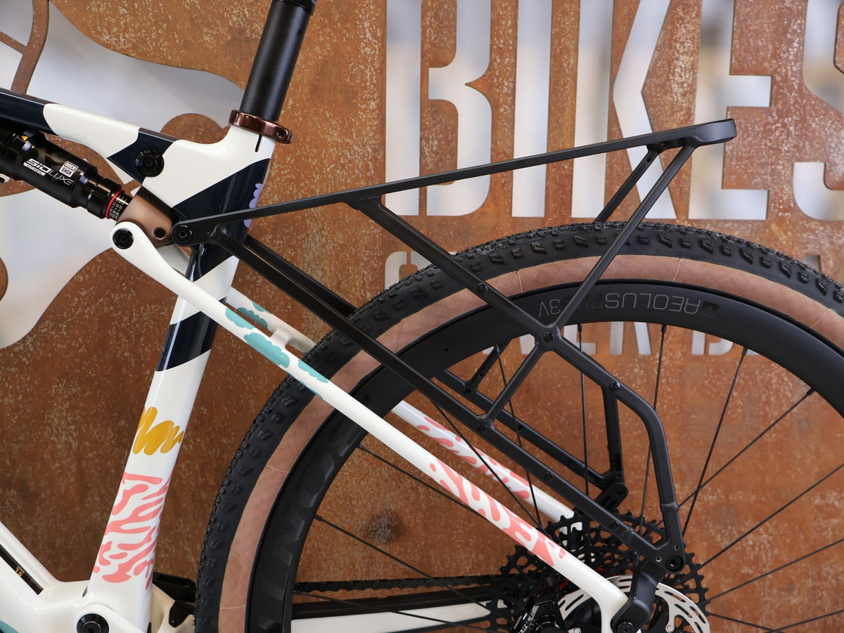 Gravel/Cyclocross von Trek, TREK CHECK-OUT SL 7 AXS ERA WHITE FULLY GRAVEL / M/L / 2027 vor USEDBIKES-OB.DE Hintergrund