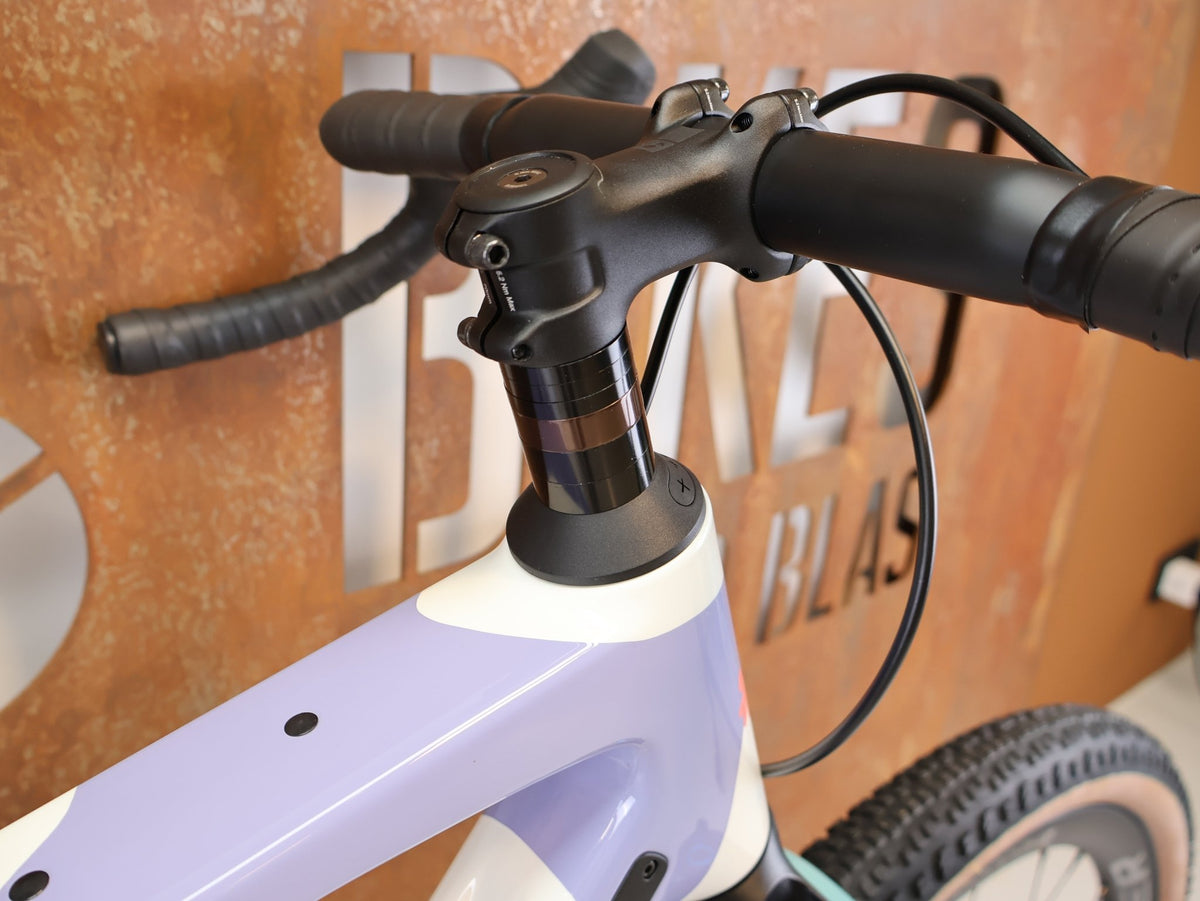Gravel/Cyclocross von Trek, TREK CHECK-OUT SL 7 AXS ERA WHITE FULLY GRAVEL / M/L / 2027 vor USEDBIKES-OB.DE Hintergrund