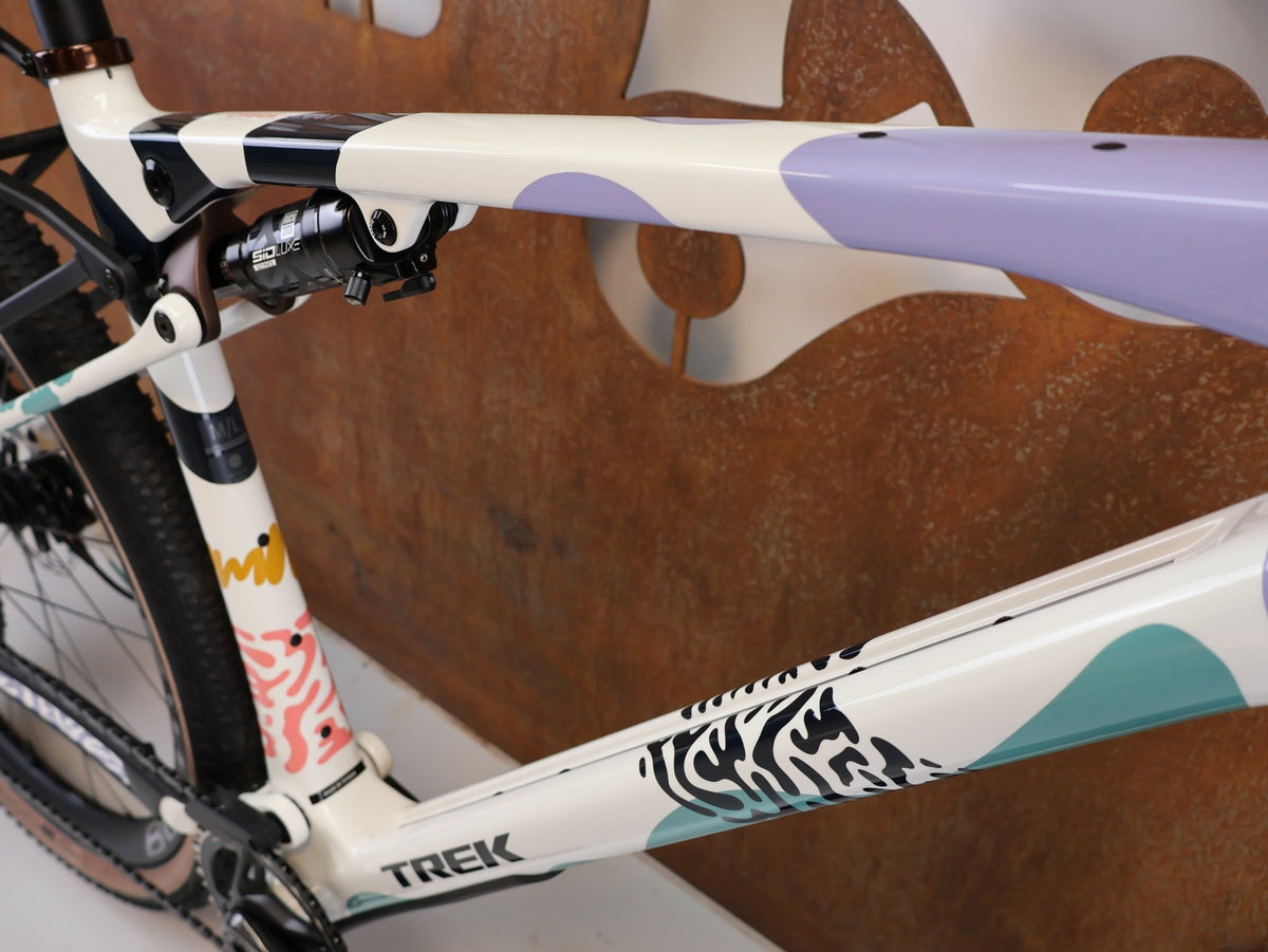 Gravel/Cyclocross von Trek, TREK CHECK-OUT SL 7 AXS ERA WHITE FULLY GRAVEL / M/L / 2027 vor USEDBIKES-OB.DE Hintergrund