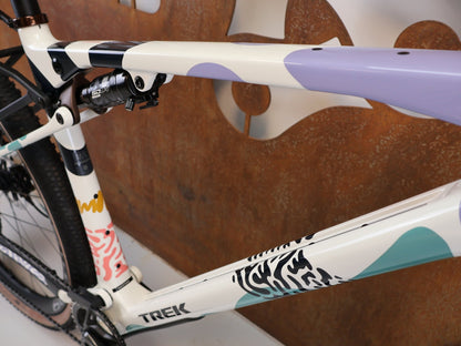 Gravel/Cyclocross von Trek, TREK CHECK-OUT SL 7 AXS ERA WHITE FULLY GRAVEL / M/L / 2027 vor USEDBIKES-OB.DE Hintergrund