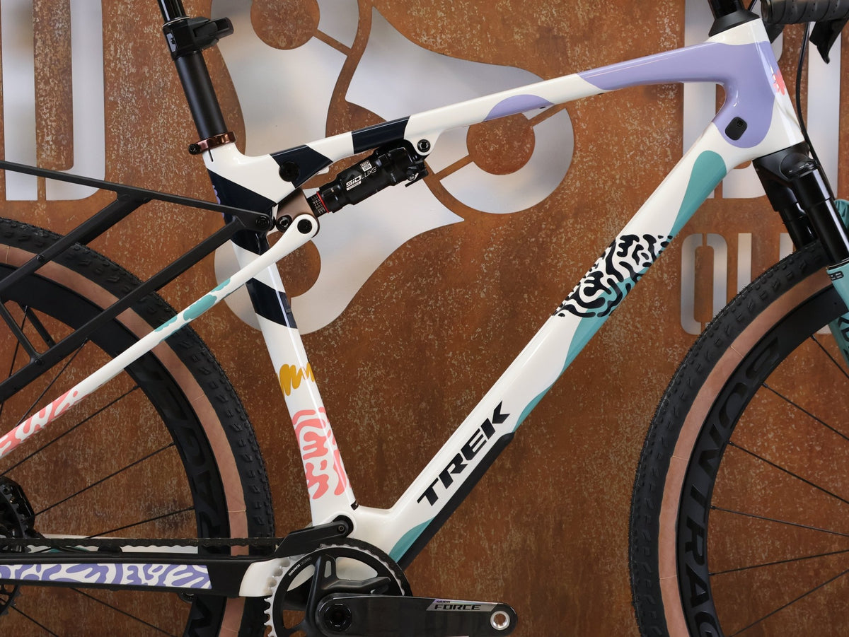 Gravel/Cyclocross von Trek, TREK CHECK-OUT SL 7 AXS ERA WHITE FULLY GRAVEL / M/L / 2027 vor USEDBIKES-OB.DE Hintergrund