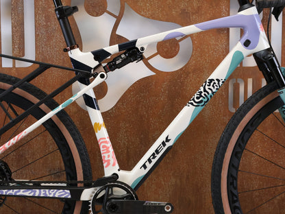 Gravel/Cyclocross von Trek, TREK CHECK-OUT SL 7 AXS ERA WHITE FULLY GRAVEL / M/L / 2027 vor USEDBIKES-OB.DE Hintergrund