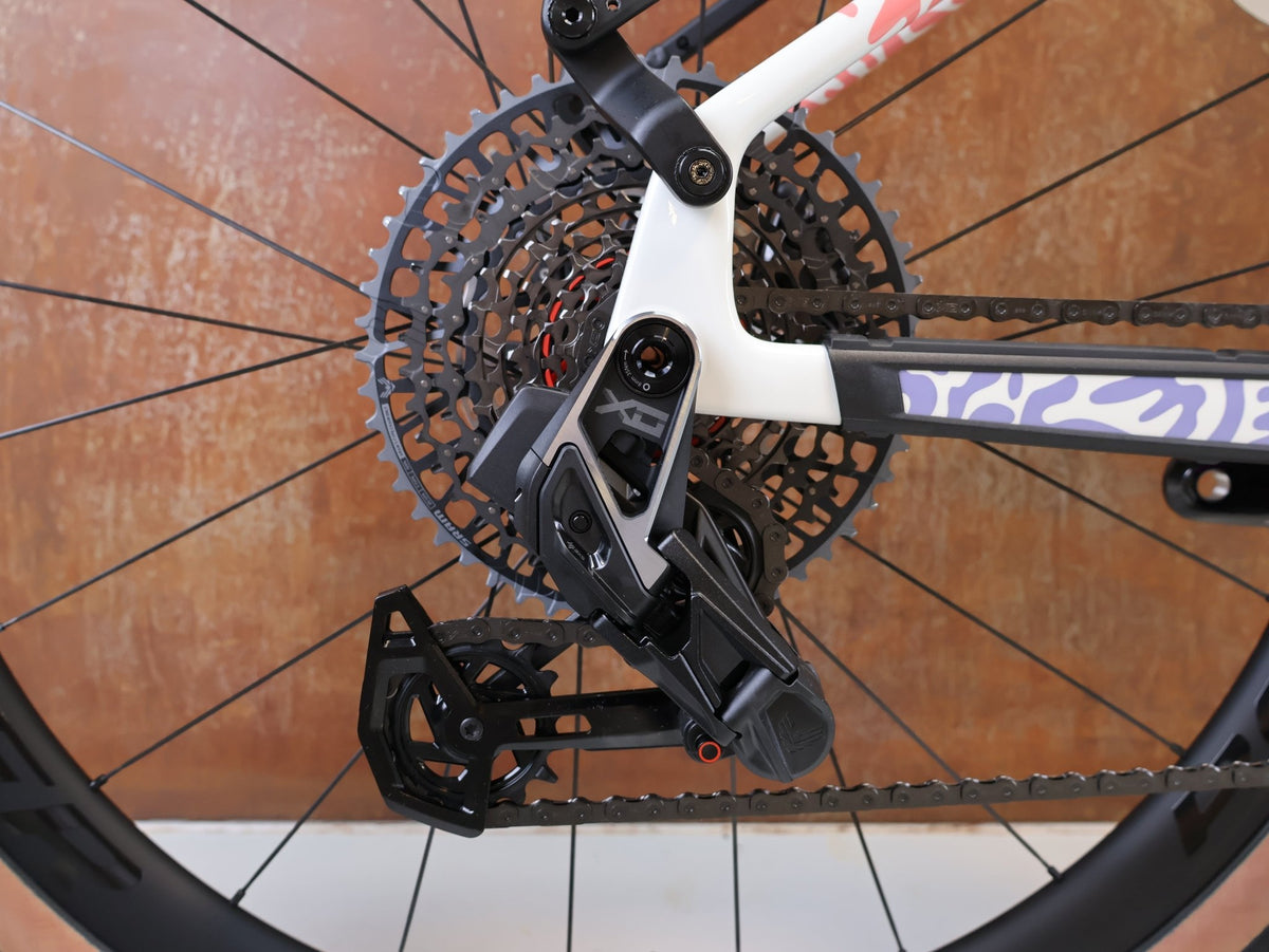 Gravel/Cyclocross von Trek, TREK CHECK-OUT SL 7 AXS ERA WHITE FULLY GRAVEL / M/L / 2027 vor USEDBIKES-OB.DE Hintergrund