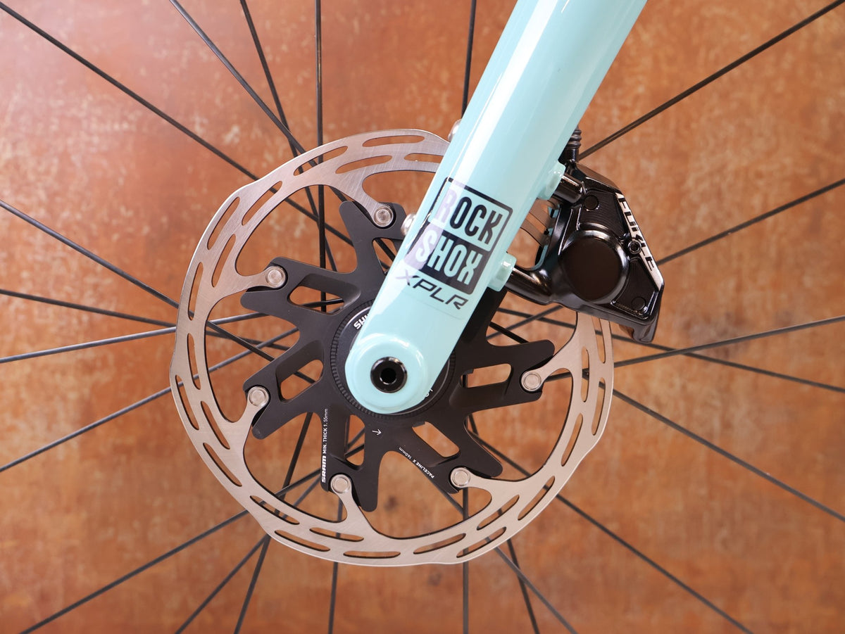 Gravel/Cyclocross von Trek, TREK CHECK-OUT SL 7 AXS ERA WHITE FULLY GRAVEL / M/L / 2027 vor USEDBIKES-OB.DE Hintergrund