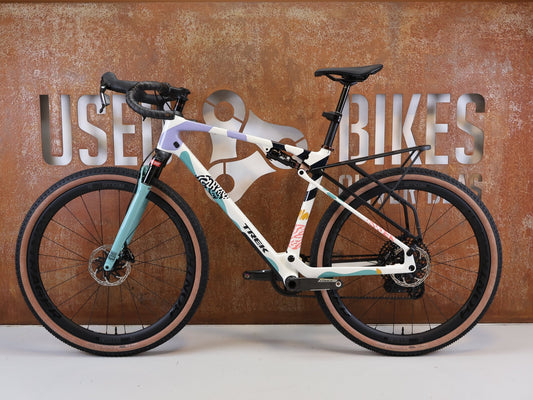 Gravel/Cyclocross von Trek, TREK CHECK-OUT SL 7 AXS ERA WHITE FULLY GRAVEL / M/L / 2027 vor USEDBIKES-OB.DE Hintergrund