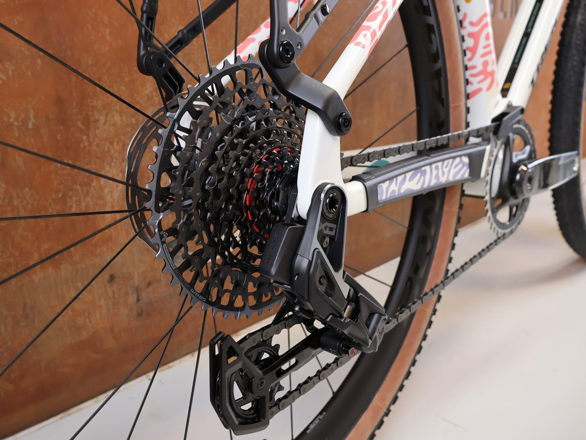 Gravel/Cyclocross von Trek, TREK CHECK-OUT SL 7 AXS ERA WHITE FULLY GRAVEL / M/L / 2027 vor USEDBIKES-OB.DE Hintergrund
