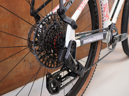 Gravel/Cyclocross von Trek, TREK CHECK-OUT SL 7 AXS ERA WHITE FULLY GRAVEL / M/L / 2027 vor USEDBIKES-OB.DE Hintergrund