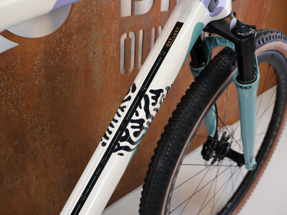 Gravel/Cyclocross von Trek, TREK CHECK-OUT SL 7 AXS ERA WHITE FULLY GRAVEL / M/L / 2027 vor USEDBIKES-OB.DE Hintergrund