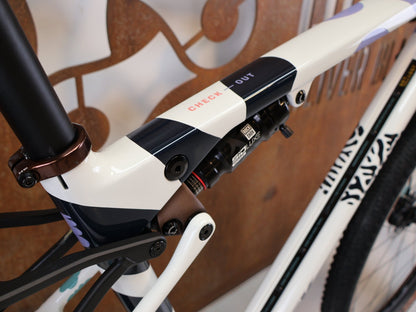 Gravel/Cyclocross von Trek, TREK CHECK-OUT SL 7 AXS ERA WHITE FULLY GRAVEL / M/L / 2027 vor USEDBIKES-OB.DE Hintergrund