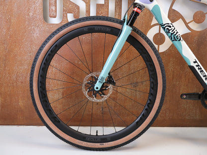 Gravel/Cyclocross von Trek, TREK CHECK-OUT SL 7 AXS ERA WHITE FULLY GRAVEL / M/L / 2027 vor USEDBIKES-OB.DE Hintergrund