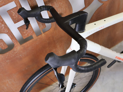 Gravel/Cyclocross von Trek, TREK CHECKMATE SLR 7 AXS / ERA WHITE BUFF BEIGE / M/L vor USEDBIKES - OB.DE Hintergrund