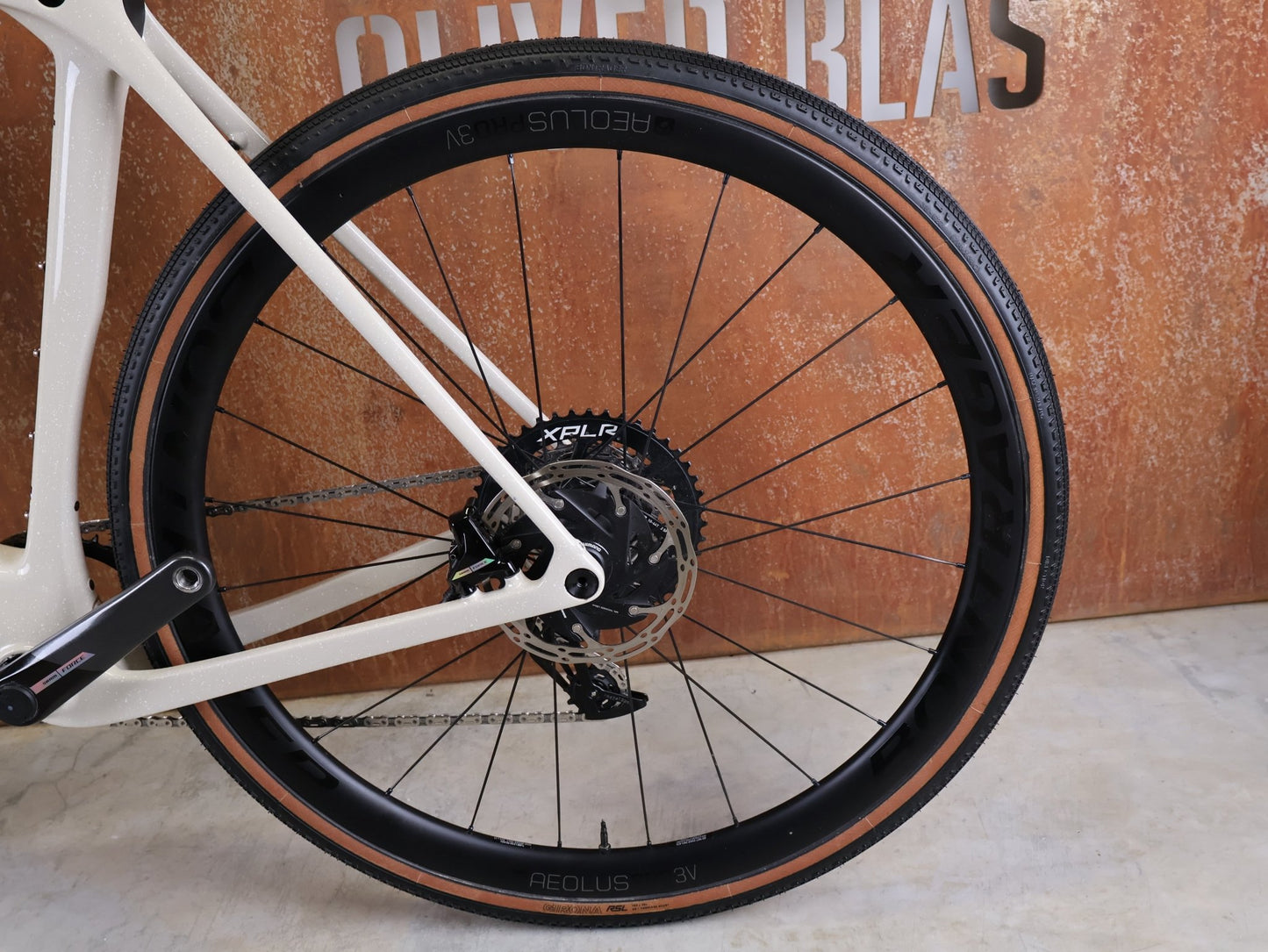 Gravel/Cyclocross von Trek, TREK CHECKMATE SLR 7 AXS / ERA WHITE BUFF BEIGE / M/L vor USEDBIKES - OB.DE Hintergrund