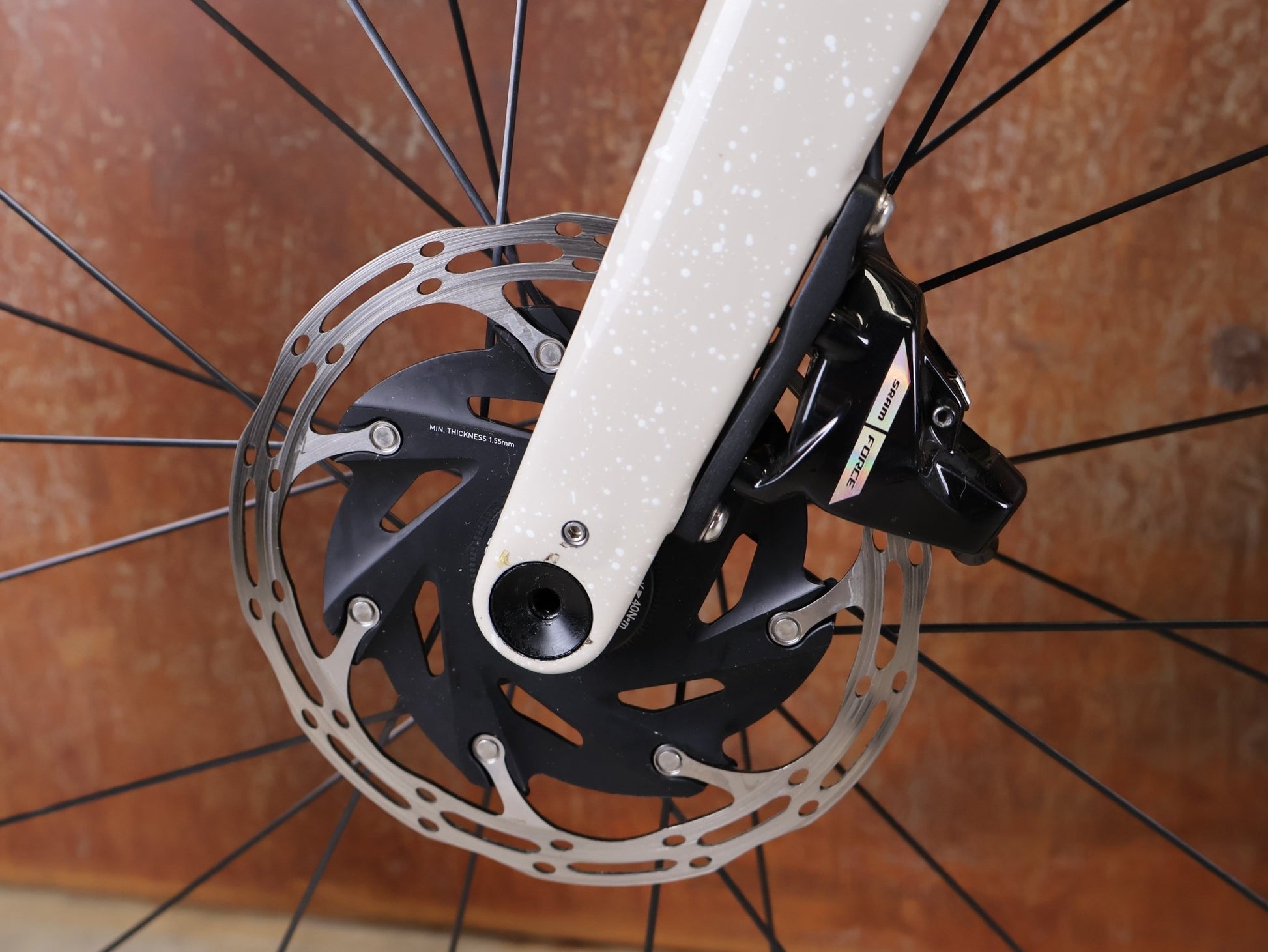 Gravel/Cyclocross von Trek, TREK CHECKMATE SLR 7 AXS / ERA WHITE BUFF BEIGE / M/L vor USEDBIKES - OB.DE Hintergrund