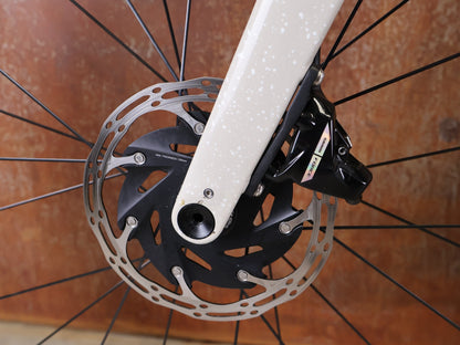 Gravel/Cyclocross von Trek, TREK CHECKMATE SLR 7 AXS / ERA WHITE BUFF BEIGE / M/L vor USEDBIKES - OB.DE Hintergrund