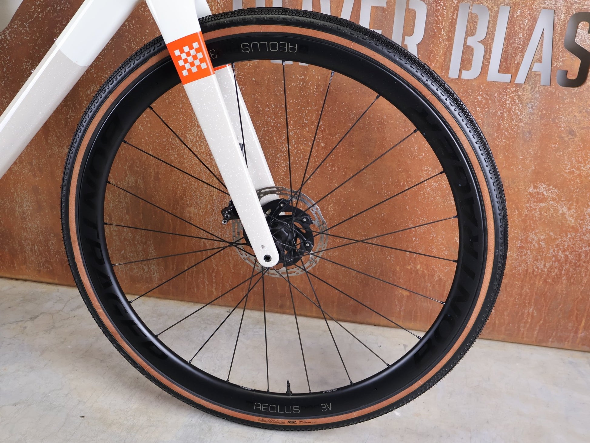 Gravel/Cyclocross von Trek, TREK CHECKMATE SLR 7 AXS / ERA WHITE BUFF BEIGE / M/L vor USEDBIKES - OB.DE Hintergrund